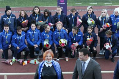 Футболисткам молодёжки «Рязани-ВДВ» вручили кубок и серебряные медали Молодёжной лиги